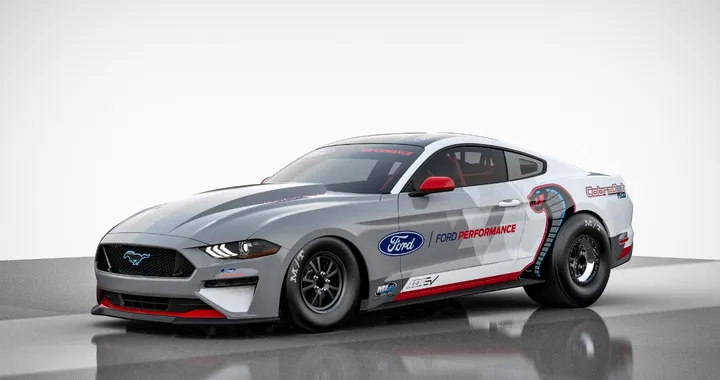 Ford punta sull'elettrico per le drag race: ecco la Mustang Cobra Jet 1400