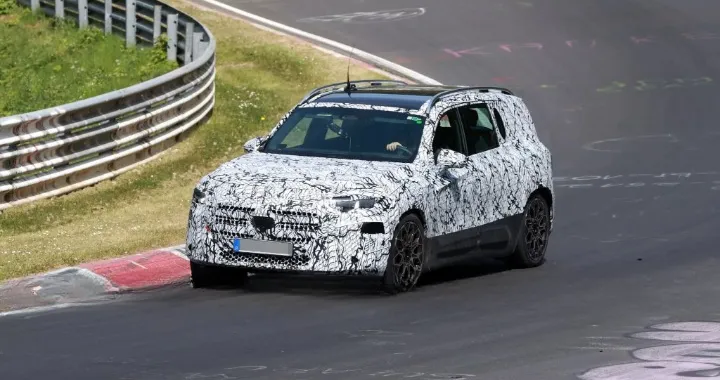Nuova Mercedes GLB: foto spia inedite per il SUV in arrivo nel 2026