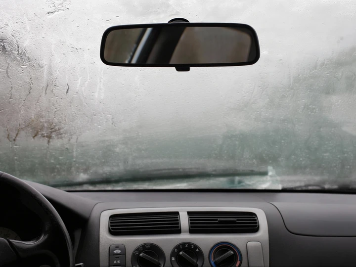 Vetri appannati in auto? Ecco la soluzione semplice, efficace ed economica