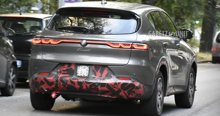 Nuova Alfa Romeo Tonale 2026, le foto spia del restyling: ecco come cambia