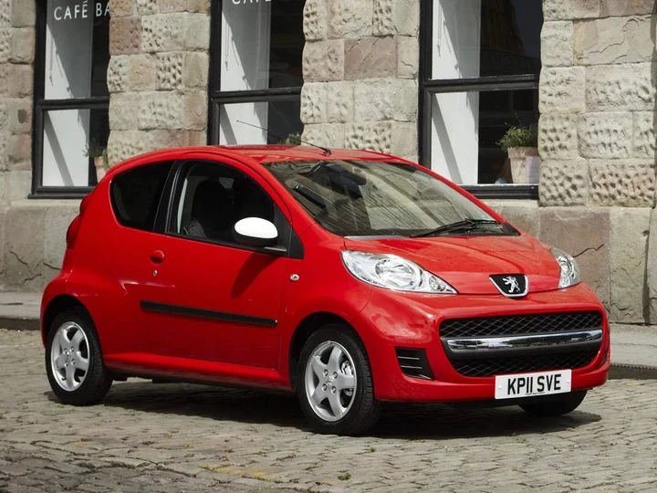 Vent’anni fa Peugeot lanciava 107 e 1007, i modelli con due visioni diverse della mobilità urbana