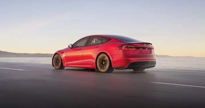 Tesla, una Model S si schianta ma alla guida non c'era nessuno