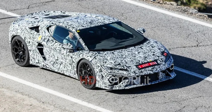 Lamborghini Temerario, tutto pronto per il debutto. Ancora nuove foto spia