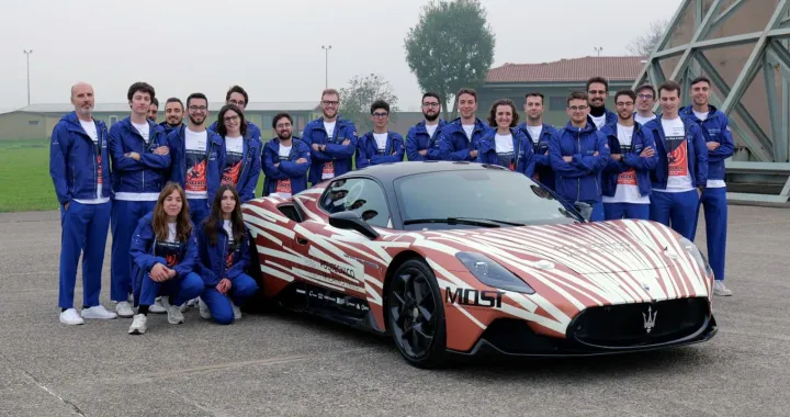 Una Maserati MC20 sfreccia a 285 km/h guidata dalla sola AI