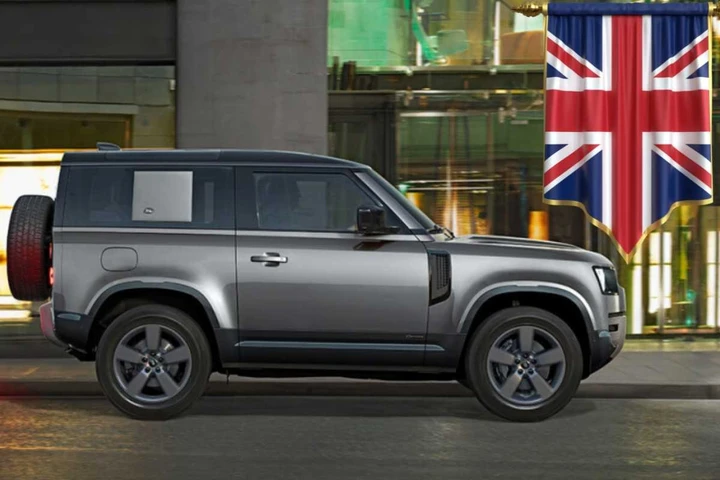 Addio all’icona inglese nell’esercito: Land Rover Defender esce di scena