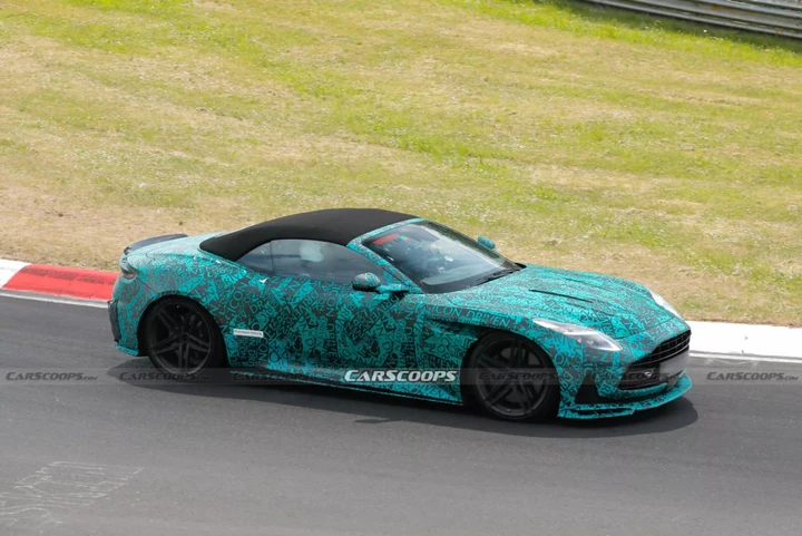 L'Aston Martin DB12 Volante diventa ancora più estrema: le foto spia dal Nurburgring