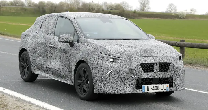 Nuova Renault Clio si prepara al lancio: le nuove foto spia della sesta generazione
