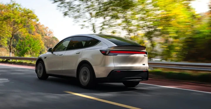 Tesla Model Y L a 6 posti: debutta negli USA e costa più del previsto