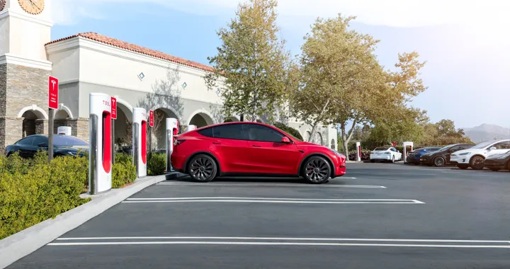 Tesla Supercharger, arrivano in Europa le tariffe variabili in base all'orario