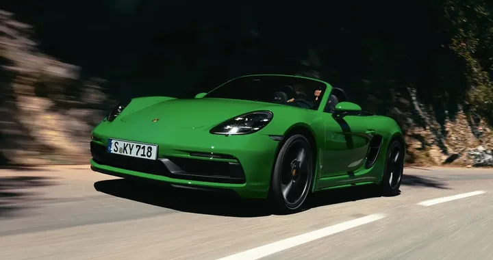Porsche Boxster, nuove foto spia della versione elettrica. Arriva nel 2025