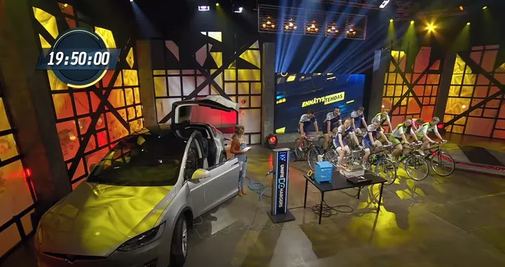 Ricaricare una Tesla Model X pedalando? C'è chi ci ha provato | Video