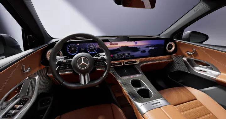 Nuova Mercedes GLC, interni e bagagliaio del SUV elettrico. Quanta tecnologia!