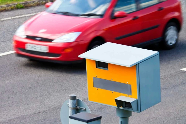 L’incivile vendetta degli automobilisti contro l’autovelox diventa un caso