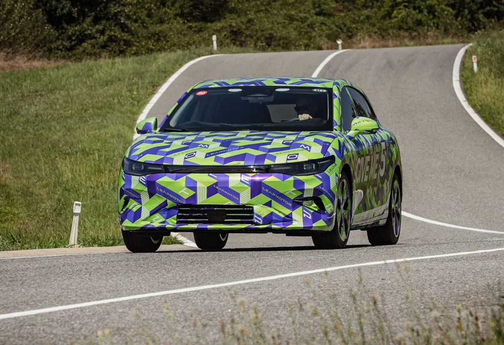 Leapmotor B05 sta arrivando, nuove immagini ufficiali della compatta elettrica prima del debutto