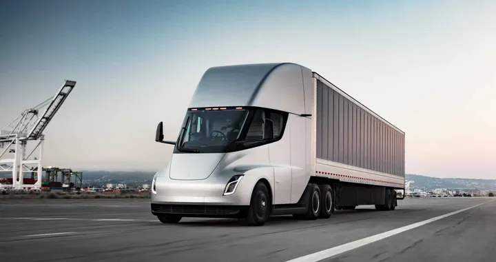 Tesla Semi, entro l'anno le prime consegne del modello con 500 miglia di autonomia