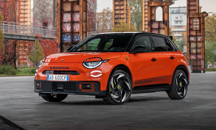 Abarth 600e Competizione Edizione Milano Cortina 2026, solo 50 esemplari per l'Italia: ecco il prezzo