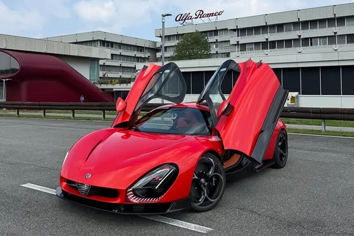 Alfa Romeo, un cliente compra una 33 Stradale e la usa tutti i giorni: chilometraggio record