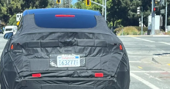 Tesla Model Y Juniper, il restyling del SUV elettrico si fa spiare ancora su strada