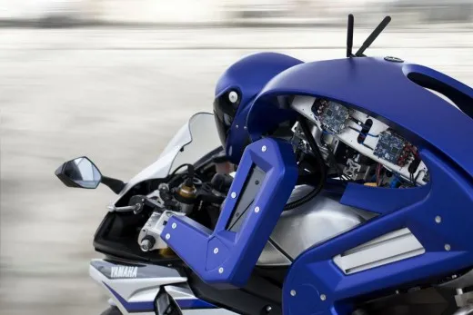 Valentino Rossi sfida nuovamente Motobot, il robot con IA