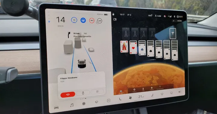 Tesla, alcuni videogiochi si possono avviare con l'auto in movimento. La NHTSA indaga