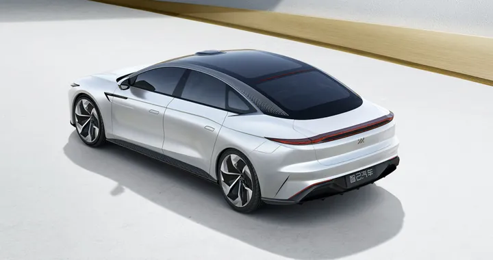 SAIC presenta la berlina elettrica IM di Zhiji Motor