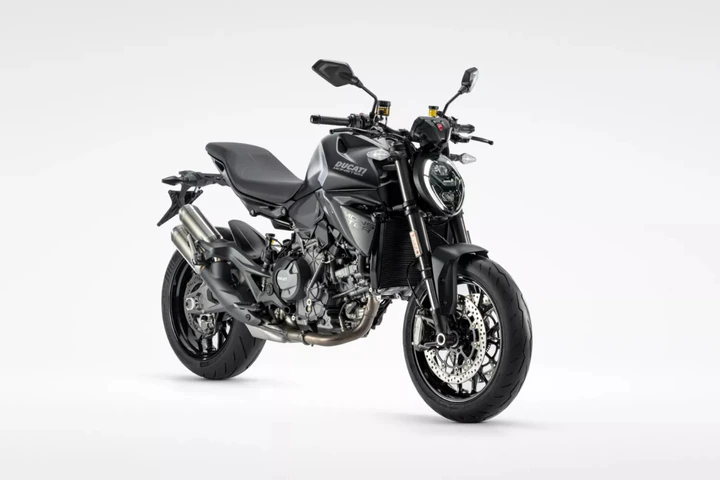 Ducati svela il Monster Dark: l'essenza naked è nera, cattiva e da 175 kg