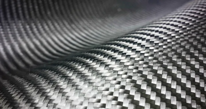 Davvero l'Unione Europea vuole vietare la fibra di carbonio nelle auto?