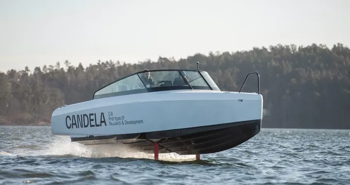 Candela C-8, la barca elettrica che &quot;vola&quot; sull'acqua al Salone Nautico di Venezia
