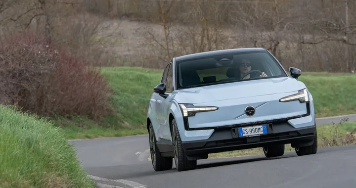 Volvo EX30, come cambiano i prezzi del SUV elettrico grazie agli incentivi 2024