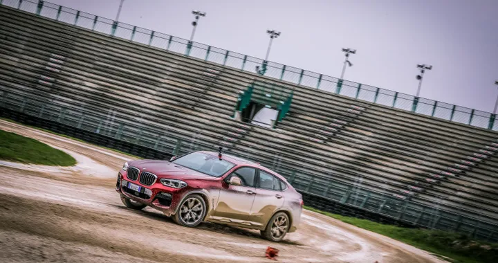 BMW X4: prova in anteprima del SUV Coupè connesso, tecnologico e divertente