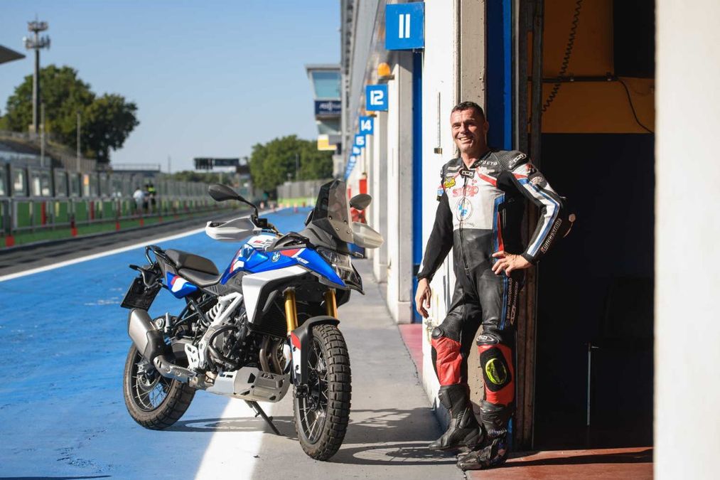 Motociclisti con disabilità e volontari in pista a Vallelunga durante un evento di inclusione
