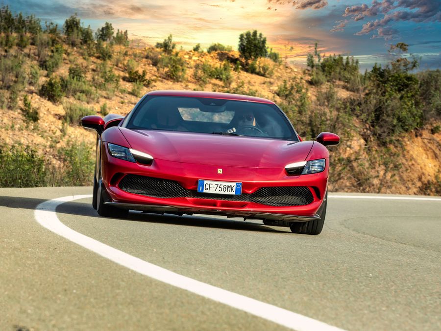 Anteprima: Ferrari a 256 km/h in autostrada: pensionato perde patente e auto