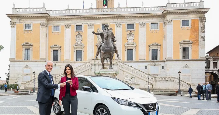 Roma: il Sindaco Raggi sceglie le elettriche Nissan per i suoi spostamenti