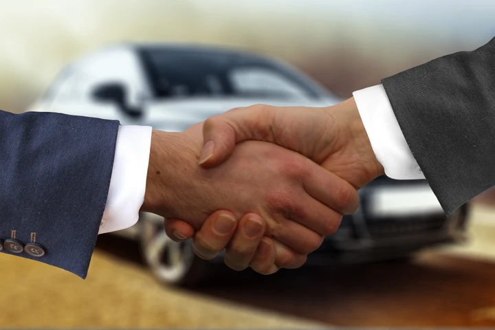 Auto elettriche, in Francia torna il leasing sociale: cos'è e come funziona