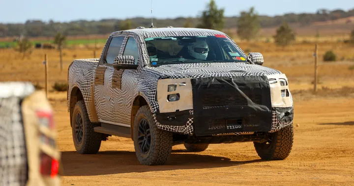 Nuovo Ford Ranger Raptor, prime immagini del pickup. Debutto il 22 febbraio
