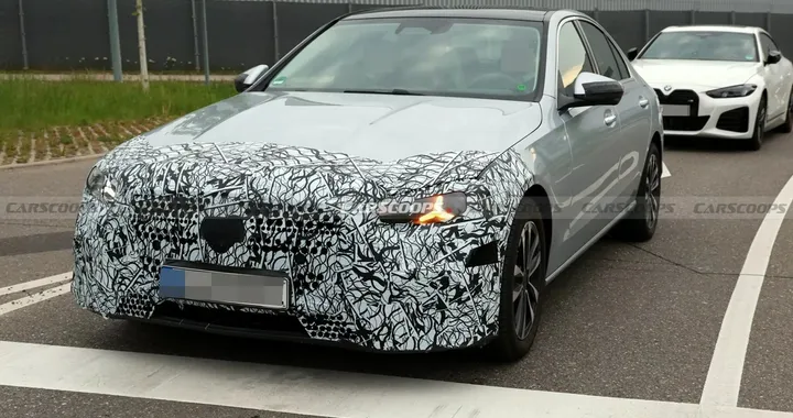 Mercedes Classe C 2025: nuove foto spia rivelano fari a stella e nuovi specchietti