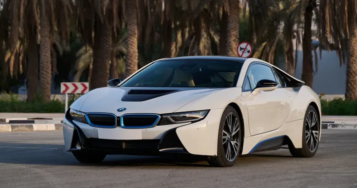 La BMW i8 di Maradona va all'asta: ecco quanto può valere l'auto di una leggenda del calcio