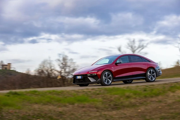 Nuova Hyundai Ioniq 6: design più raffinato, autonomia fino a 680 km e versione N Line