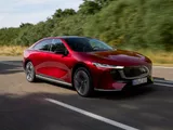 Nuova Mazda 6e, elettrica e premium: come va la berlina giapponese | Video