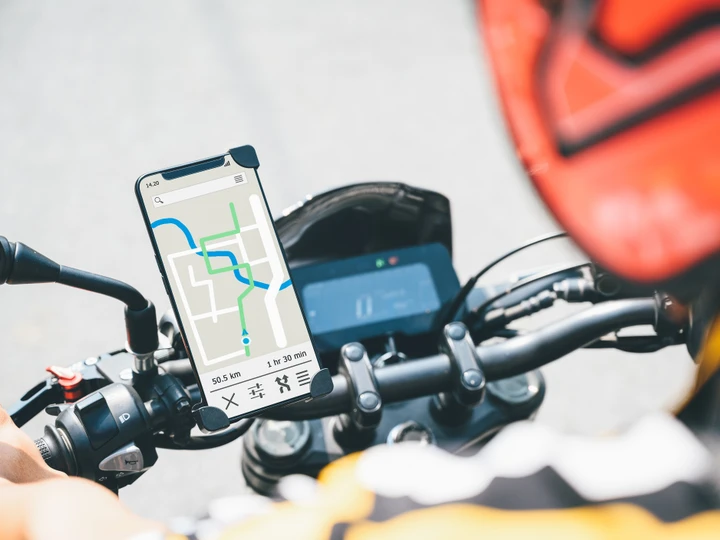 Un accessorio in offerta per tenere lo smartphone visibile e protetto in sella alla propria moto