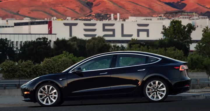 Tesla Model 3: raggiunto il target di 5.000 auto prodotte a settimana