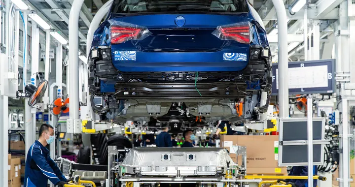 BMW: pressioni interne per realizzare una piattaforma dedicata alle auto elettriche