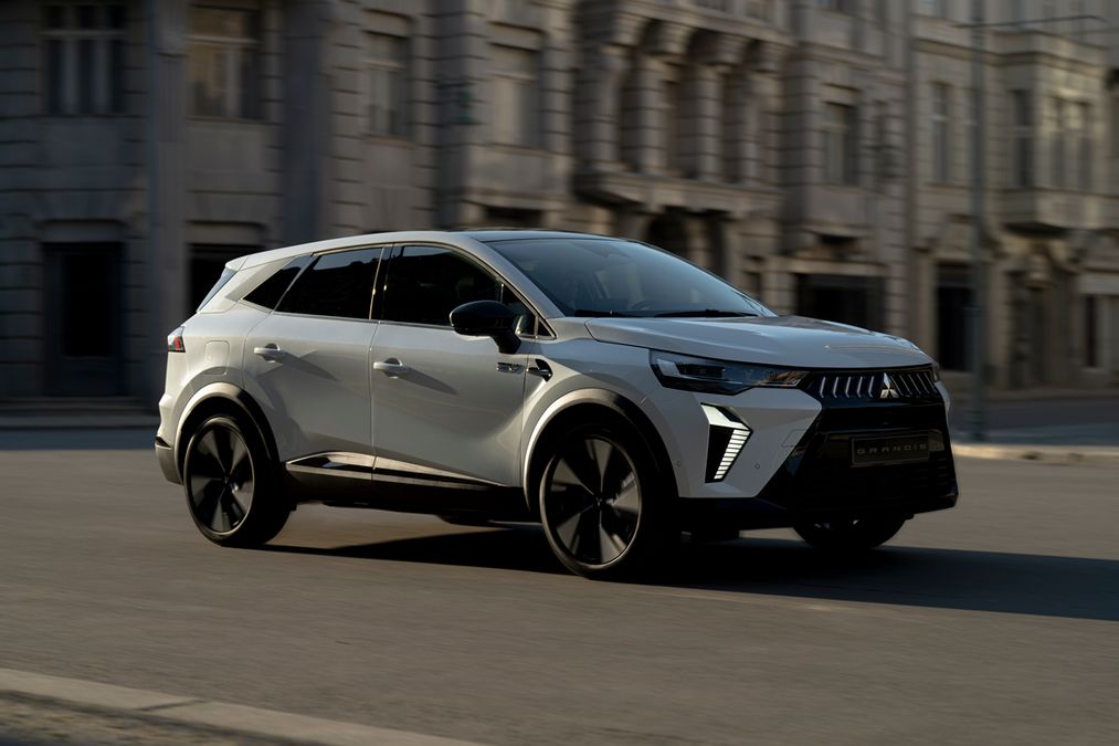 Mitsubishi Grandis torna come SUV ibrido. Ecco la gemella della Renault Symbioz