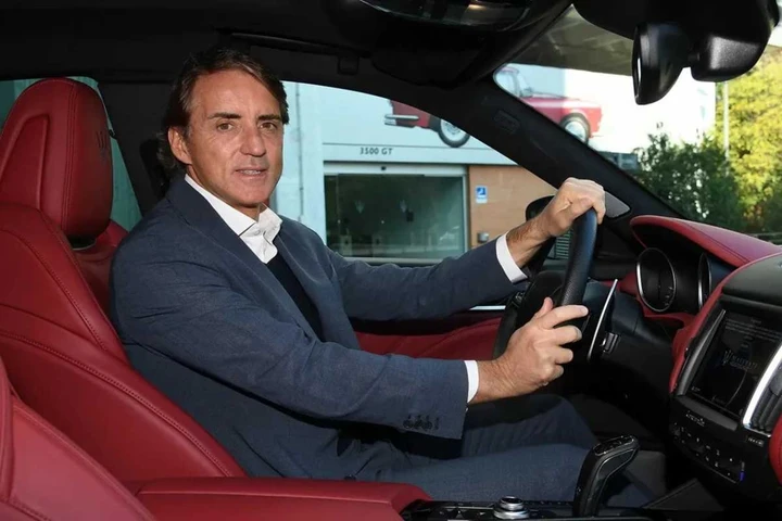 Che auto guida Roberto Mancini, supercar e SUV ma la preferita è tedesca