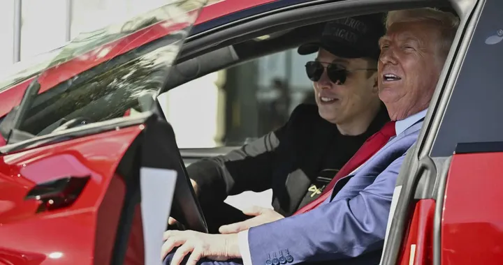 Dopo la rottura, Trump vuole sbarazzarsi della sua Tesla Model S rossa