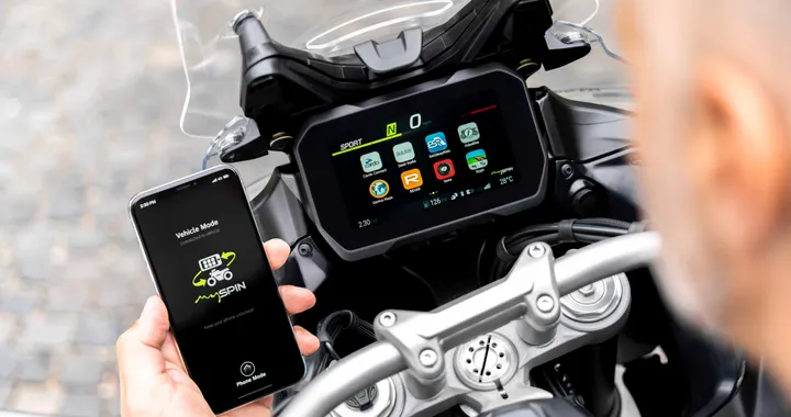 Bosch introduce lo split screen sulle moto BMW
