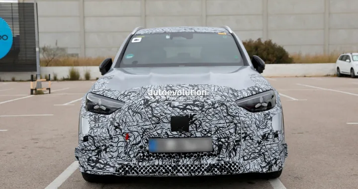 Nuova Mercedes AMG GLC elettrica in arrivo, il SUV sportivo si scopre un po' di più