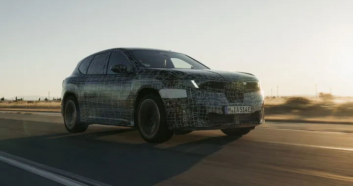 Nuova BMW iX3, la ricarica promette bene. Raggiunge i 403 kW di picco | Video