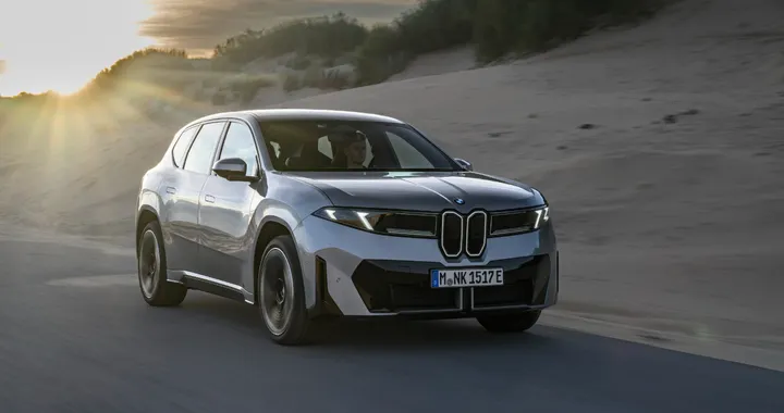BMW iX3: boom di ordini, aumenta la produzione nella fabbrica ungherese