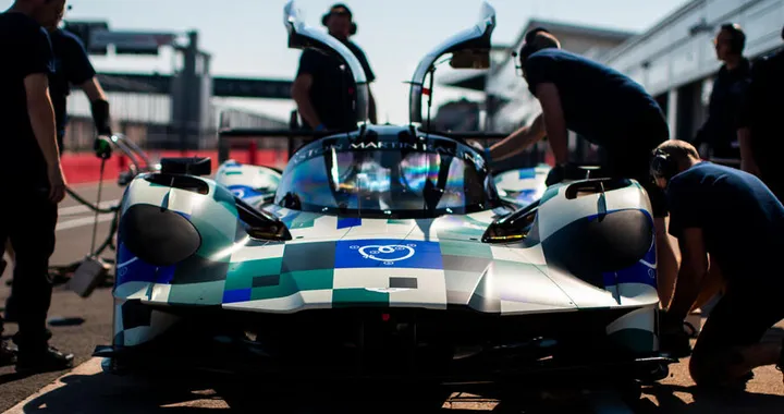 Aston Martin Valkyrie: l'hypercar in pista in attesa del debutto nell'endurance